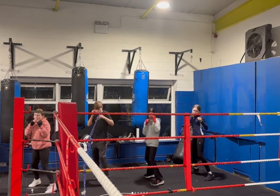 Angels Boxing action photo 2